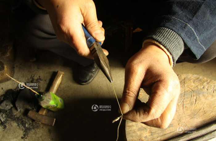 Uốn dây bạc thành hình lò xo