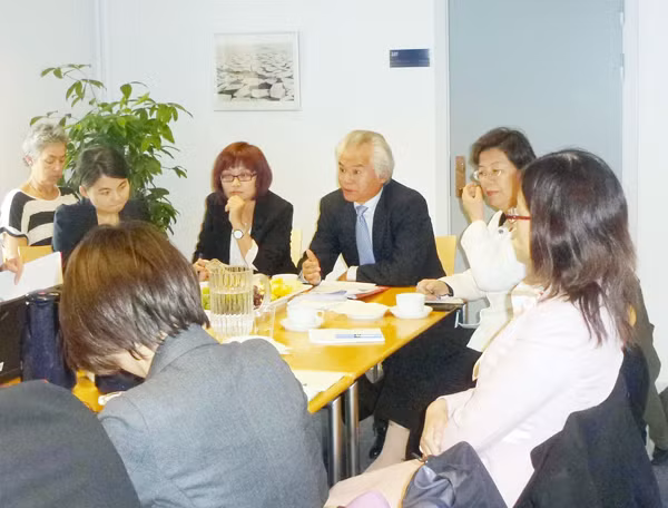 Phái đoàn học giả Trung Quốc do Ngô Sỹ Tồn (giữa) dẫn đầu sang tuyên truyền tại Đan Mạch ngày 1/10