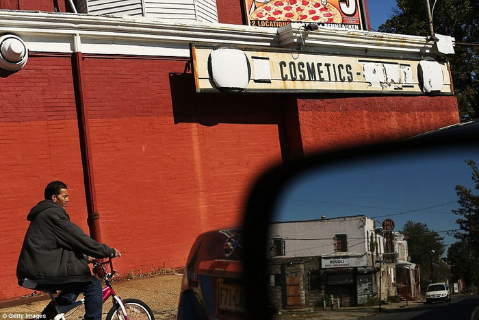 Một góc phố ảm đạm qua chiếc gương ô tô Một góc phố ảm đạm qua chiếc gương ô tô