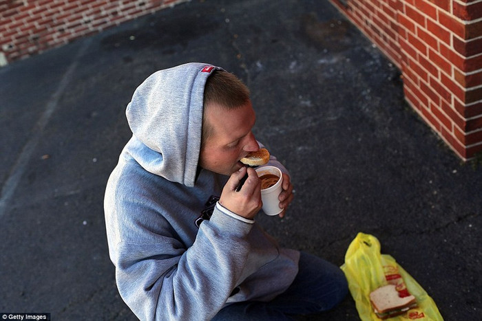 Bill Carver Sharansky xin được một xuất ăn từ thiện miễn phí của nhà thờ Bill Carver Sharansky xin được một xuất ăn từ thiện miễn phí của nhà thờ