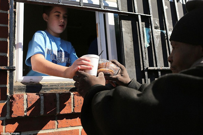 Một thiếu niên tình nguyện của nhà thờ mang thức ăn cho những người đói khổ Một thiếu niên tình nguyện của nhà thờ mang thức ăn cho những người đói khổ