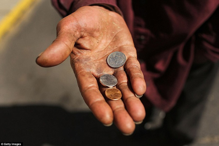 Một người ăn mày vừa được phóng viên cho vài xu tiền lẻ Một người ăn mày vừa được phóng viên cho vài xu tiền lẻ