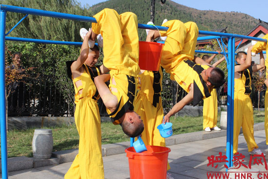 Võ sinh Thiếu Lâm rèn thể lực Võ sinh Thiếu Lâm rèn thể lực
