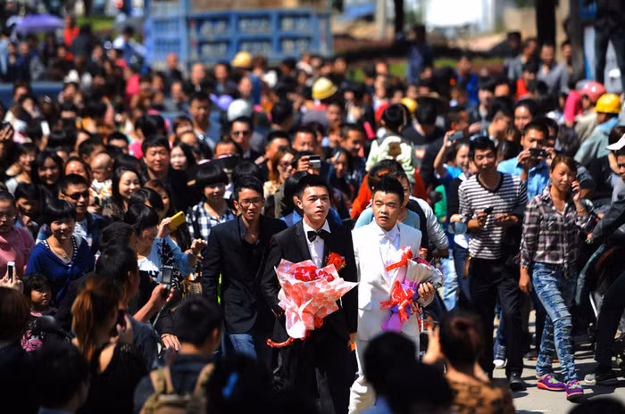 Đám cưới của 2 thanh niên đồng tính trở thành sự kiện ồn ào ở thị trấn nhỏ, đặc biệt là những người trẻ