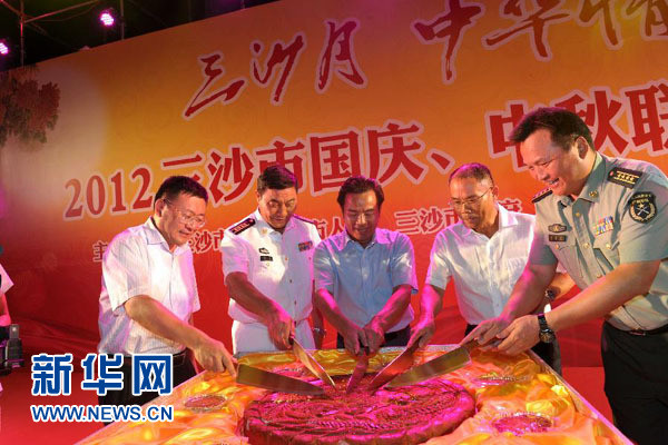 Giới lãnh đạo cái gọi là thành phố Tam Sa và khu phòng thủ Tam Sa, trong đó có cả Lưu Đường (thứ 2 từ trái sang), hiện là chỉ huy trường quân Trung Quốc chiếm đóng trái phép ít nhất 5 bãi đá ngoài Trường Sa thuộc chủ quyền Việt Nam cắt bánh trung thu tổ chức trái phép ngoài Hoàng Sa Giới lãnh đạo cái gọi là thành phố Tam Sa và khu phòng thủ Tam Sa, trong đó có cả Lưu Đường (thứ 2 từ trái sang), hiện là chỉ huy trường quân Trung Quốc chiếm đóng trái phép ít nhất 5 bãi đá ngoài Trường Sa thuộc chủ quyền Việt Nam cắt bánh trung thu tổ chức trái phép ngoài Hoàng Sa