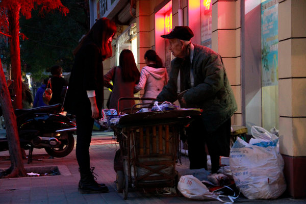 Những nữ sinh báo chí, truyền thông Trung Quốc là khách hàng quen thuộc của ônglão Những nữ sinh báo chí, truyền thông Trung Quốc là khách hàng quen thuộc của ônglão
