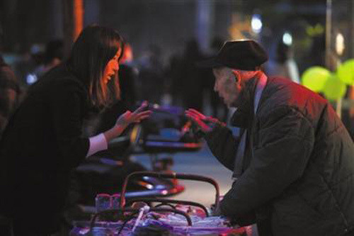 Mỗi ngày ông làm được khoảng 4, 5 đôi lót giày, 5 giờ chiều ông bắt đầu đẩy xe ra bán Mỗi ngày ông làm được khoảng 4, 5 đôi lót giày, 5 giờ chiều ông bắt đầu đẩy xe ra bán