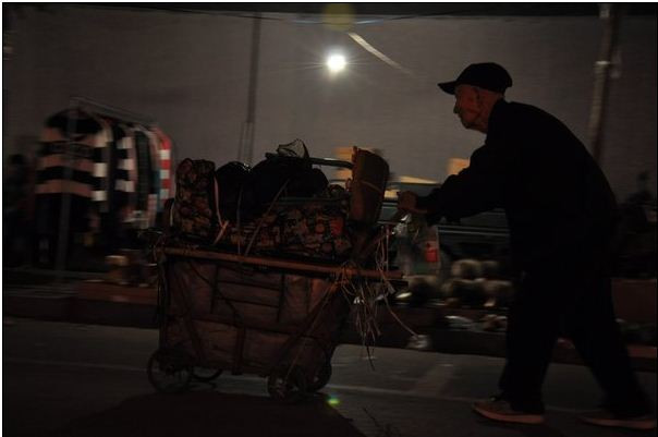 Chậm chạp đẩy chiếc xe hàng về nhà khi trời đã khuya Chậm chạp đẩy chiếc xe hàng về nhà khi trời đã khuya