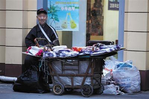 Ông lão 102 tuổi bên chiếc xe thùng ọp ẹp và những đôi lót giày tự tay làm ra Ông lão 102 tuổi bên chiếc xe thùng ọp ẹp và những đôi lót giày tự tay làm ra