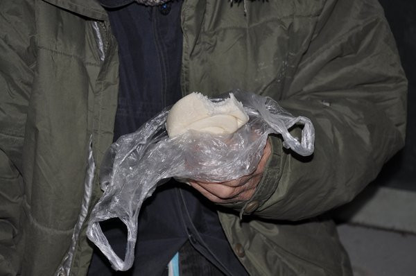 Ông lão ngoài trăm tuổi móm mém nhai chiếc bánh bao lót dạ Ông lão ngoài trăm tuổi móm mém nhai chiếc bánh bao lót dạ