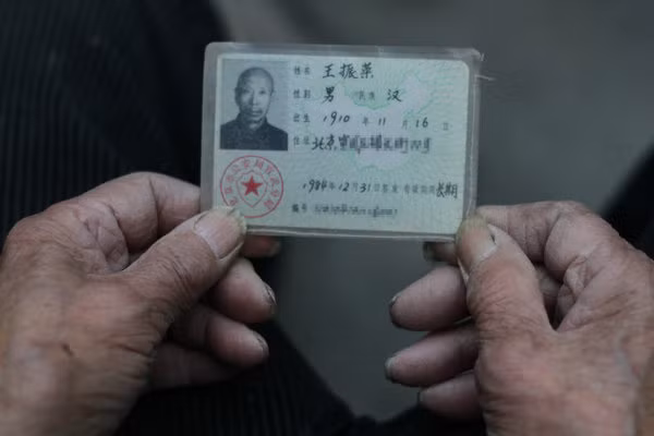 Chiếc thẻ căn cước ghi ông lão sinh ngày 16/11/1910