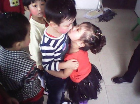 Ép học sinh mầm non "chơi trò người lớn" trước mặt cả lớp để chụp ảnh Ép học sinh mầm non "chơi trò người lớn" trước mặt cả lớp để chụp ảnh