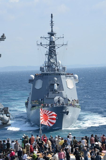 Ra sát cầu cảng