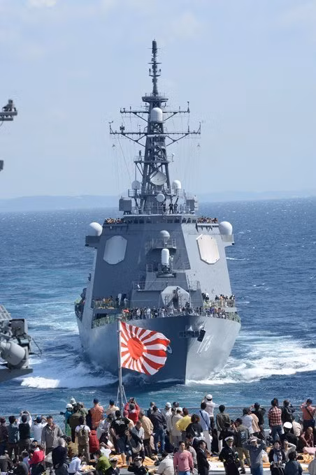 Ra sát cầu cảng