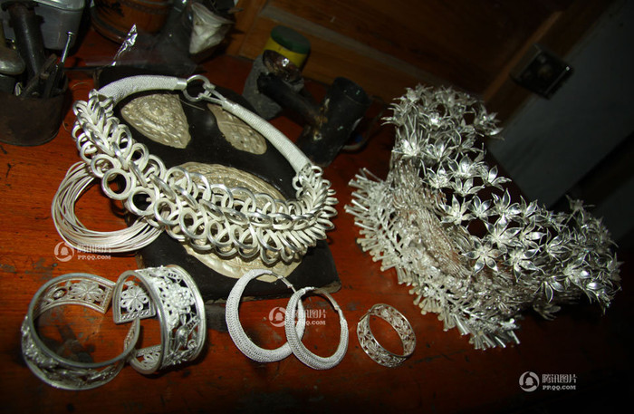 Mũ bạc, lắc bạc, vòng bạc, khuyên tai bạc