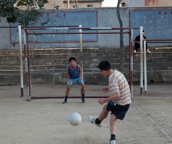 Một ngày học sinh Bắc Triều Tiên chỉ lên lớp buổi sáng, buổi chiều dành cho các hoạt động ngoại khóa
