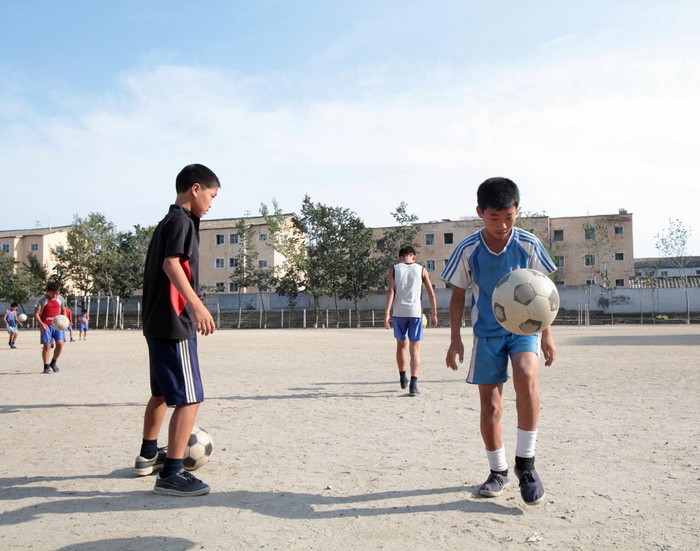 Học sinh trường Chongryu hoạt động ngoài giờ, chơi thể thao nâng cao sức khỏe, thể lực