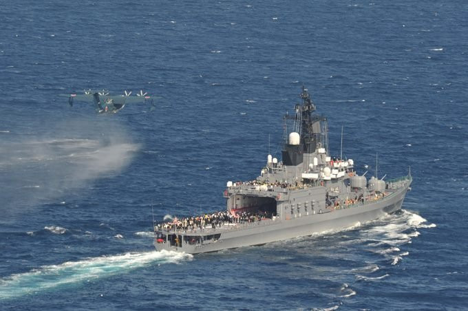 Các nhà quan sát, phóng viên được lên tàu theo dõi buổi duyệt binh trên biển