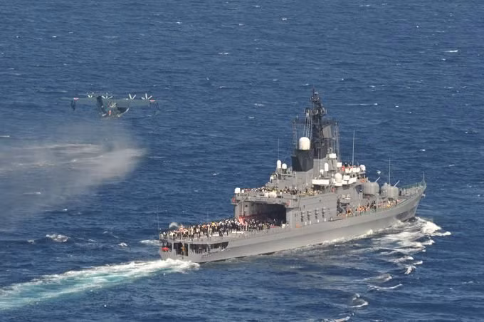 Các nhà quan sát, phóng viên được lên tàu theo dõi buổi duyệt binh trên biển