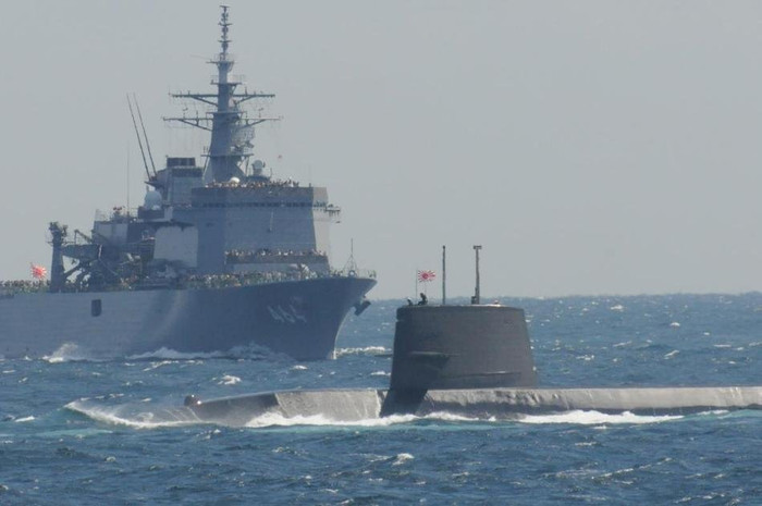 Tàu ngầm cũng được điều động thạm gia diễu duyệt