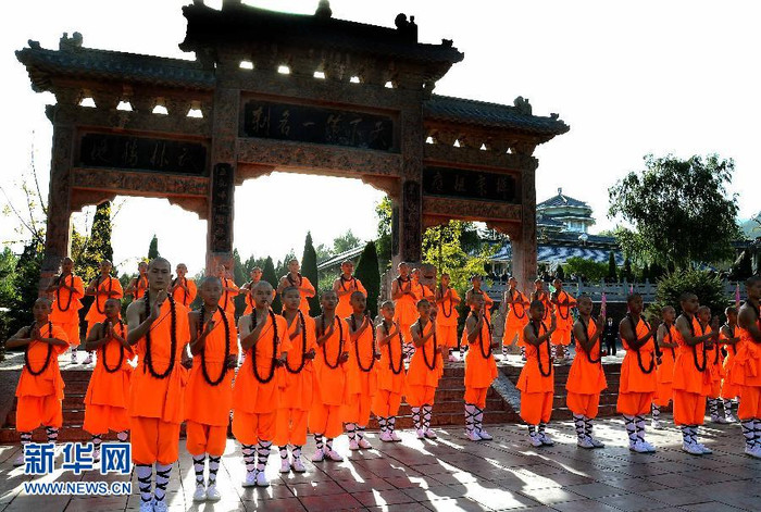 Các võ tăng Thiếu Lâm tự nghiêm thân đón khách