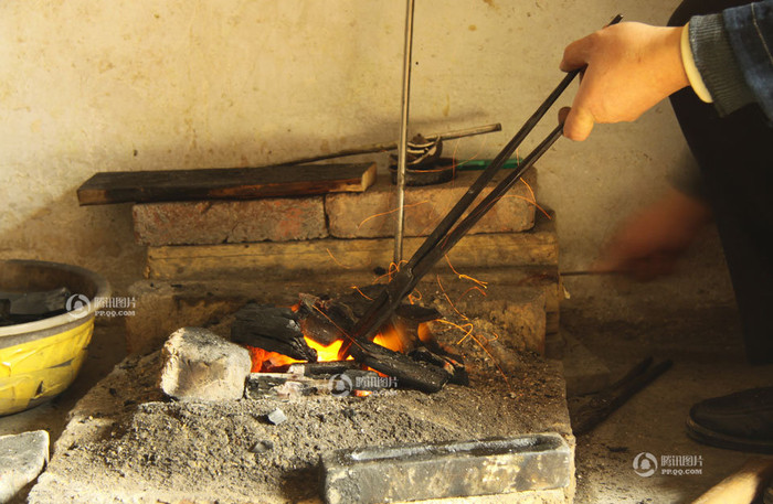 Uốn, dập bạc để chế tác trang sức bằng sức nóng than củi