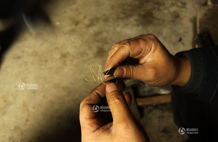 Tạo hình 1 bông hoa từ sợi dây bạc mỏng manh