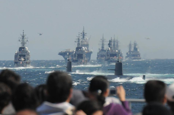 Đông đảo người dân và phóng viên Nhật Bản cũng như nước ngoài theo dõi cuộc duyệt binh