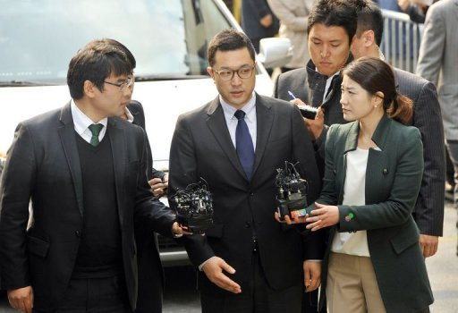 Phóng viên các hãng thông tấn, báo chí tranh thủ tác nghiệp