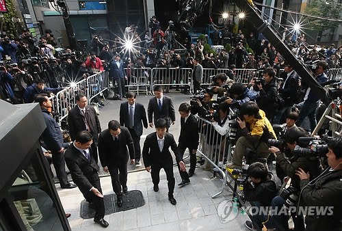 Hàng ngàn ống kính phóng viên dõi theo