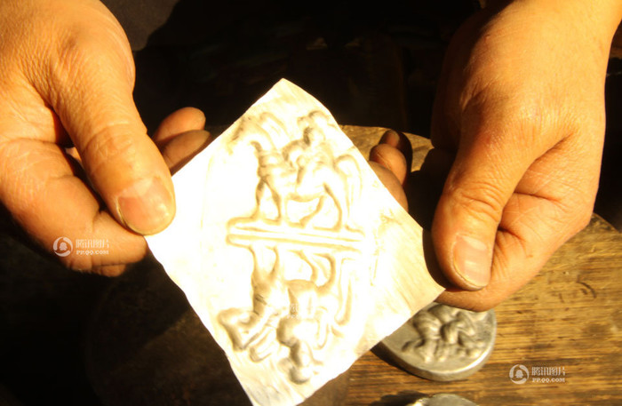 Hoa văn nổi trên miếng bạc mỏng