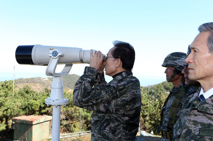Ông Lee Myung-bak sử dụng ống nhòm quân sự nhìn về phía đất liền Bắc Triều Tiên Ông Lee Myung-bak sử dụng ống nhòm quân sự nhìn về phía đất liền Bắc Triều Tiên