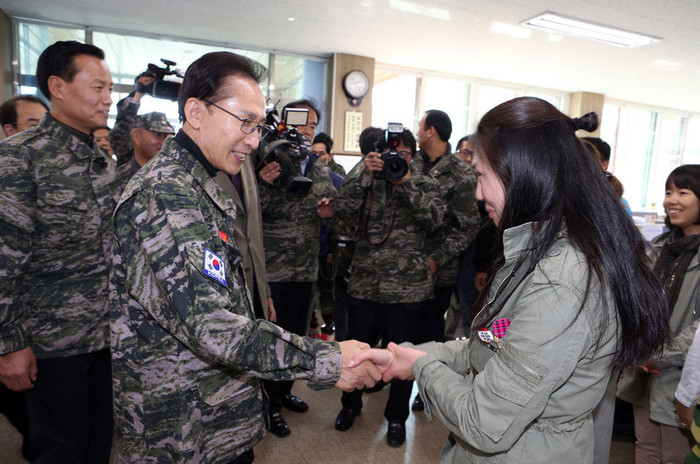 Thăm hỏi, động viên khích lệ các quân nhân đồn trú trên nhóm đảo Yeonpyeong Thăm hỏi, động viên khích lệ các quân nhân đồn trú trên nhóm đảo Yeonpyeong