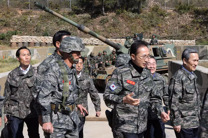 Chuyến thị sát đầu tiên tới hòn đảo "tiền tiêu" sát ranh giới 2 miền lần đầu tiên của Tổng thống Hàn Quốc có sự tháp tùng của Bộ trưởng Quốc phòng Chuyến thị sát đầu tiên tới hòn đảo "tiền tiêu" sát ranh giới 2 miền lần đầu tiên của Tổng thống Hàn Quốc có sự tháp tùng của Bộ trưởng Quốc phòng