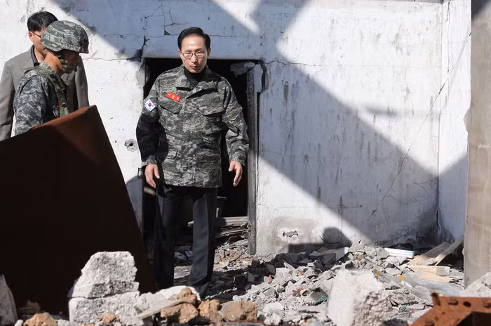 Ông Lee Myung-bak xuất hiện trong bộ quân phục quân đội Hàn Quốc Ông Lee Myung-bak xuất hiện trong bộ quân phục quân đội Hàn Quốc