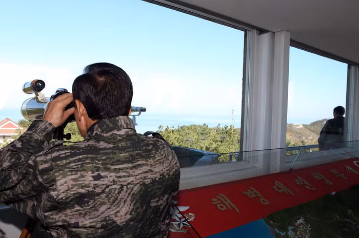 Đất liền Bắc Triều Tiên cách nhóm đảo này chỉ chừng 15 đến 20 km Đất liền Bắc Triều Tiên cách nhóm đảo này chỉ chừng 15 đến 20 km