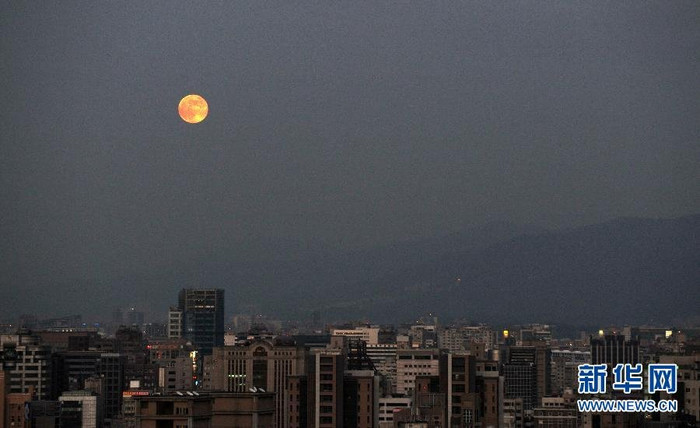 Trăng sáng giữa trời cao