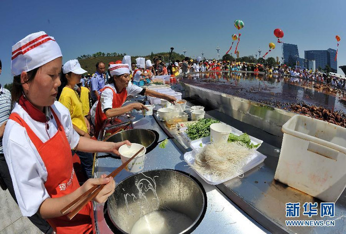 Các đầu bếp chế biến liên tục cho cả vạn người ăn Các đầu bếp chế biến liên tục cho cả vạn người ăn