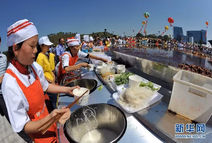 Các đầu bếp chế biến liên tục cho cả vạn người ăn