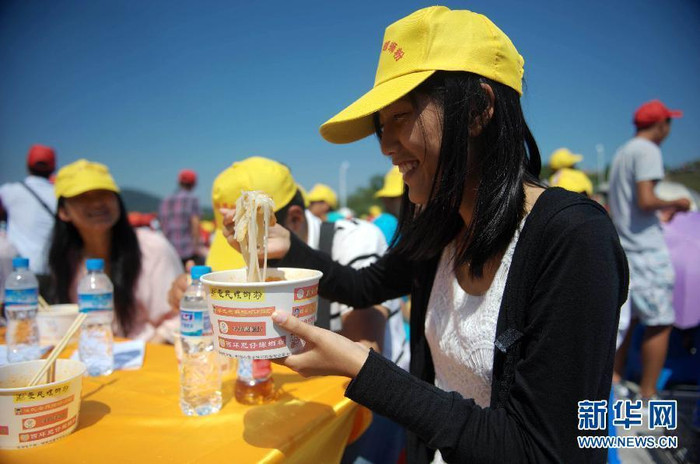 Hàng vạn người thưởng thức bún ốc bên cạnh chiếc nồi khổng lồ Hàng vạn người thưởng thức bún ốc bên cạnh chiếc nồi khổng lồ