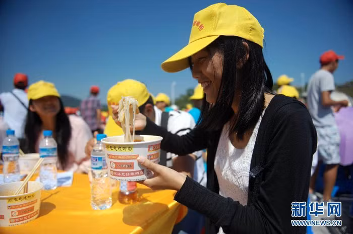 Hàng vạn người thưởng thức bún ốc bên cạnh chiếc nồi khổng lồ