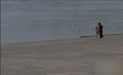 Cùng người yêu đi dạo bên bờ sông Cùng người yêu đi dạo bên bờ sông