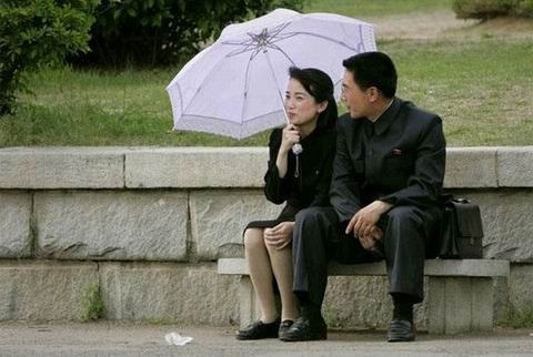 Một cặp uyên ương trong trang phục công sở Một cặp uyên ương trong trang phục công sở