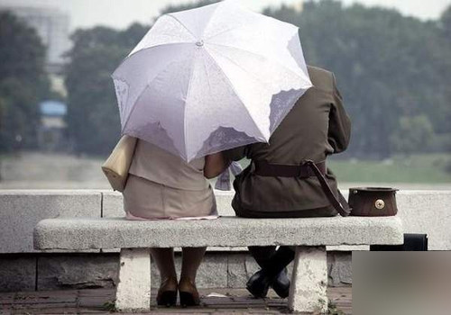 Một quân nhân Bắc Triều Tiên và bạn gái hẹn hò nơi công viên Một quân nhân Bắc Triều Tiên và bạn gái hẹn hò nơi công viên