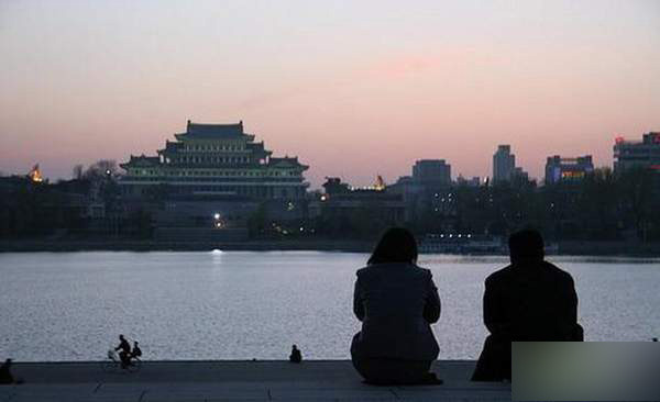 Một buổi chiều trò chuyện sau giờ làm của một cặp uyên ương ở thủ đô Bình Nhưỡng Một buổi chiều trò chuyện sau giờ làm của một cặp uyên ương ở thủ đô Bình Nhưỡng