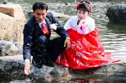 Cô dâu, chú rể chụp ảnh cưới sau một thời gian tìm hiểu Cô dâu, chú rể chụp ảnh cưới sau một thời gian tìm hiểu