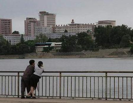 Bên dòng sông thơ mộng Bên dòng sông thơ mộng