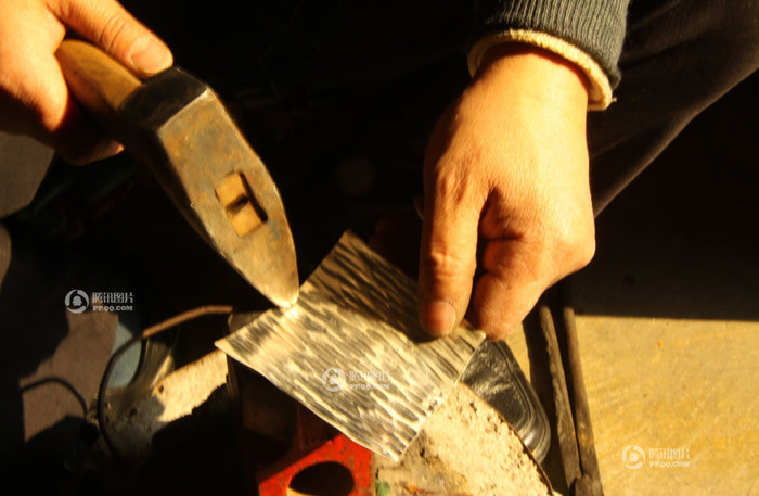 Dùng búa tán mỏng