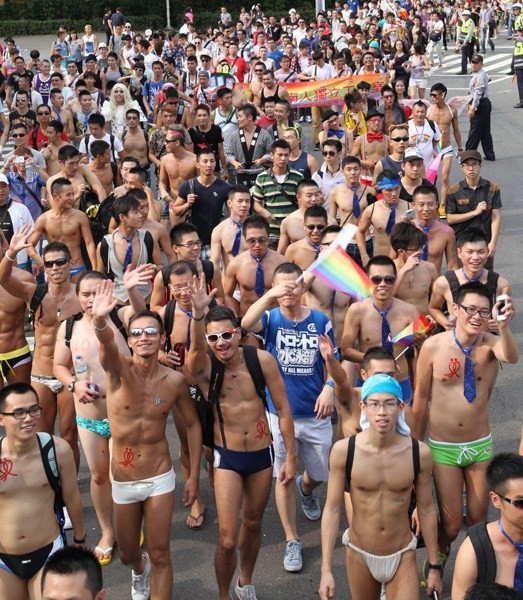 Cuộc tuần hành kéo dài 9 km thu hút sự chú ý của nhiều người dân Cuộc tuần hành kéo dài 9 km thu hút sự chú ý của nhiều người dân