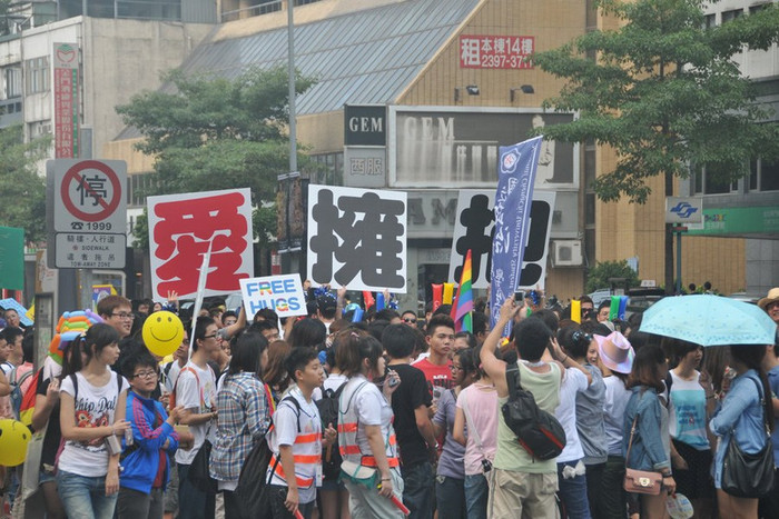 Họ mang theo những biểu ngữ kêu gọi bình đẳng hôn nhân đối với người đồng tính Họ mang theo những biểu ngữ kêu gọi bình đẳng hôn nhân đối với người đồng tính